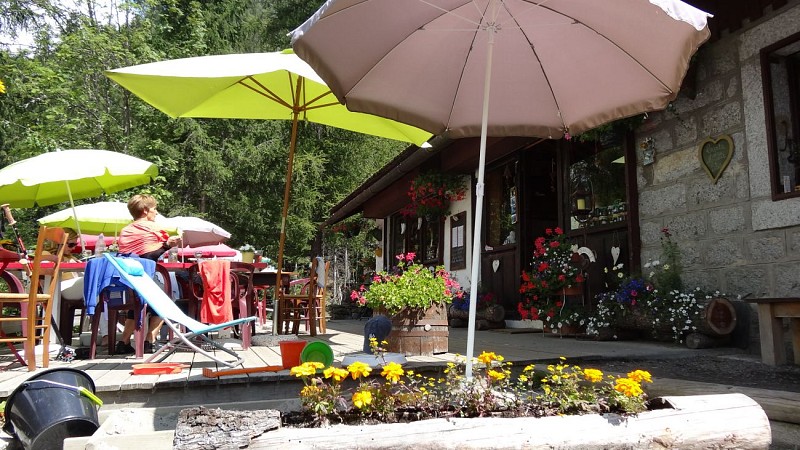 Hike to Le Dard waterfall