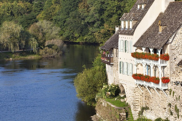 La Dordogne de villages en barrages