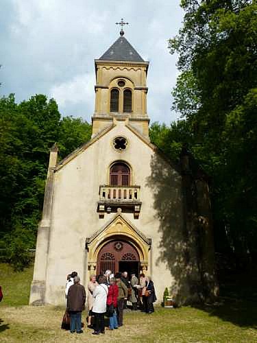 La chapelle de Rabas en passant par la forêt ...