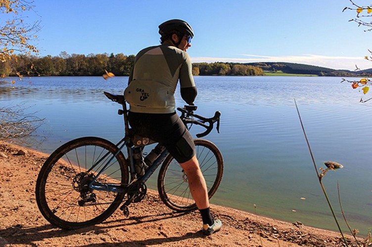 Gravel au bord du lac des Settons - Gravel Morvan
