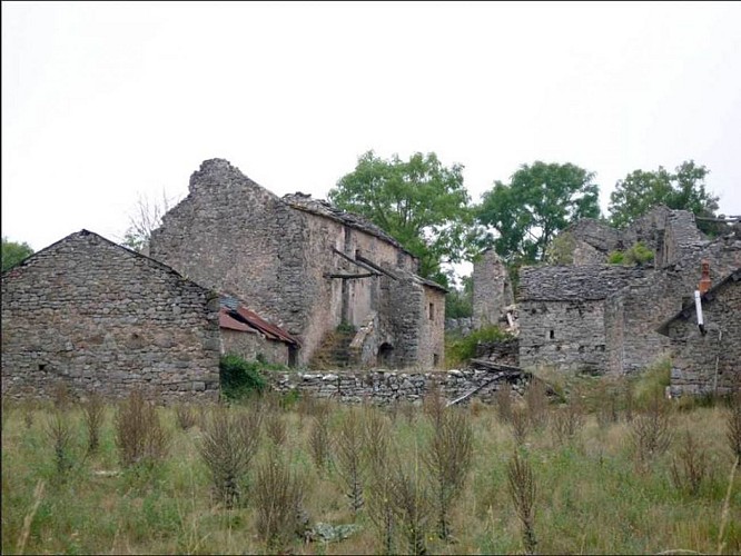 Vestiges hameau sentier