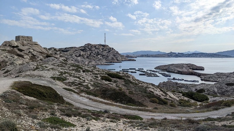 Pomègues port ancien et ferme aquacole