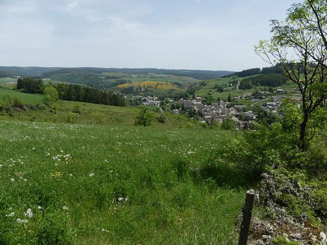 Le Bleymard dans son écrin de verdure