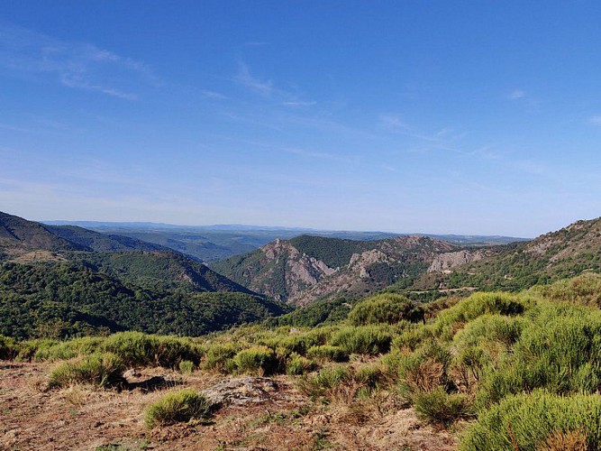 La vue du GR au dessus du village de Dourbies