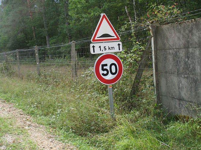 150.Le Petit Bois au Gué.GR de Pays.Sentier historique Vallée des Rois.