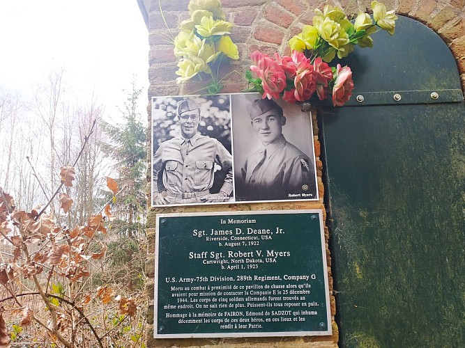 1 et 3 Plaque commémorative pavillon de chasses