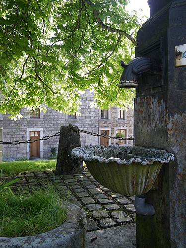 SOUS LE BOIS (Commune EREZEE)