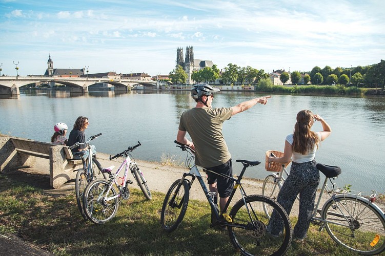 Pause en famille sur la voie Bleue