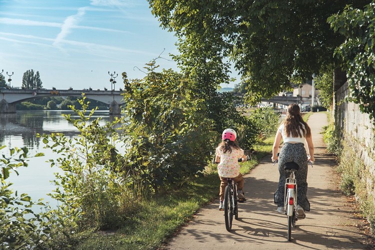 Cycliste sur la Voie Bleue
