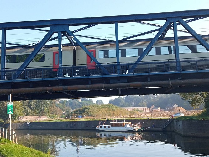 AUVELAIS Pont train 01