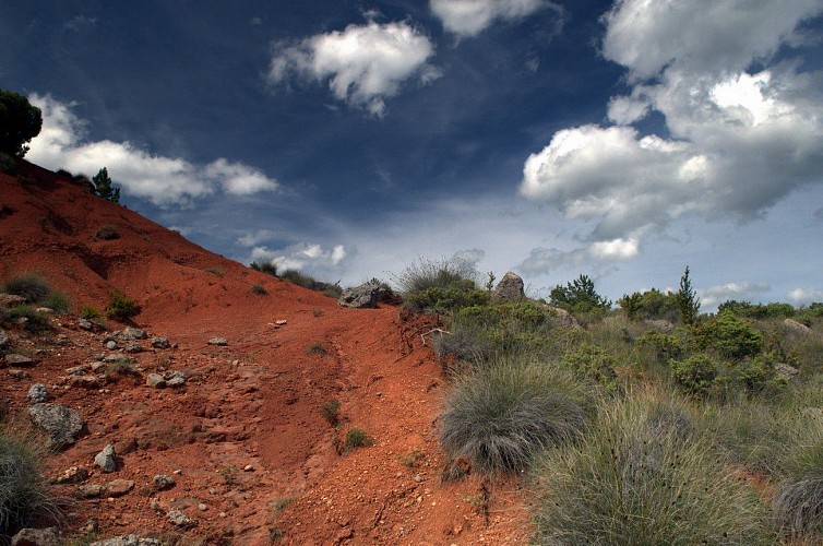 SERRES/PEYROLLESC- LES TERRES ROUGES