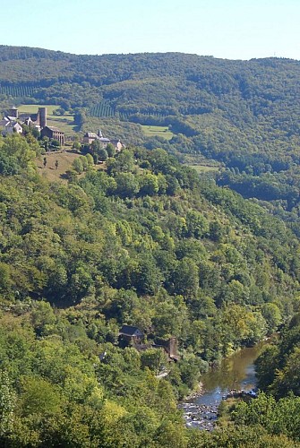 Vue sur le village de Pomayrols