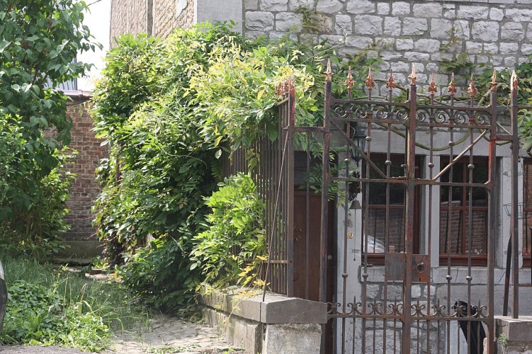 2 Rue Victor de Neuville (12)