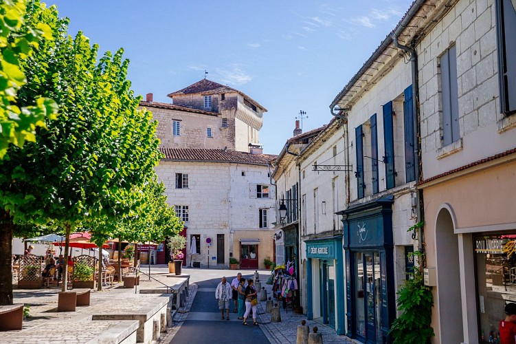 City walk of Aubeterre-sur-Dronne