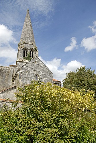 Le chemin de la fontaine de Charmant