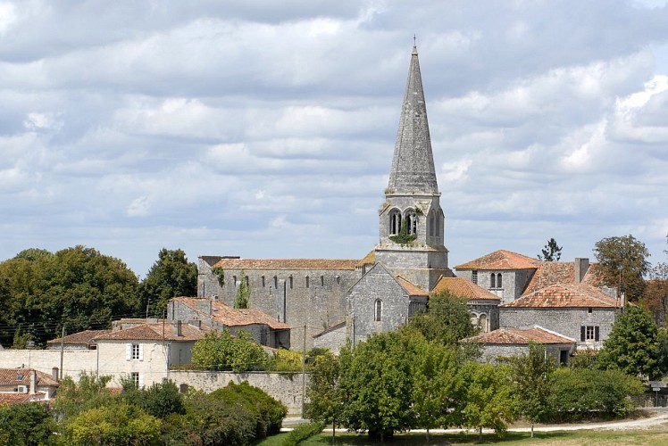 Le chemin de la fontaine de Charmant