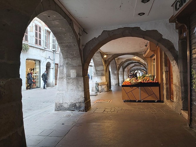 The unusual passages of the old city