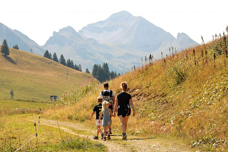 Randonneurs face au Mont Charvin