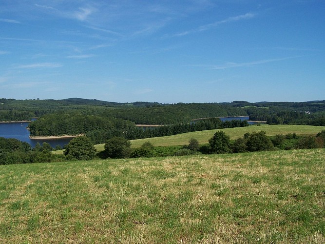POIS_Bugeat_VTT_-_le_Lac_de_Viam_-_circuit_34_-_Lac_de_Viam_-_auteur_Brnard_Bouche