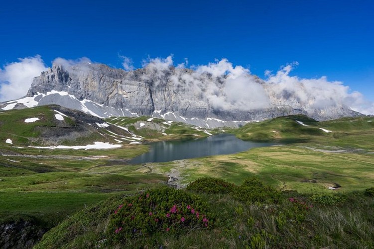 Lac d'Anterne et barre des Fiz