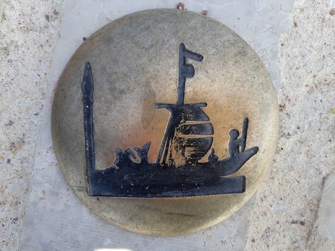 clou sur la place du port à Châteauneuf-sur-Loire