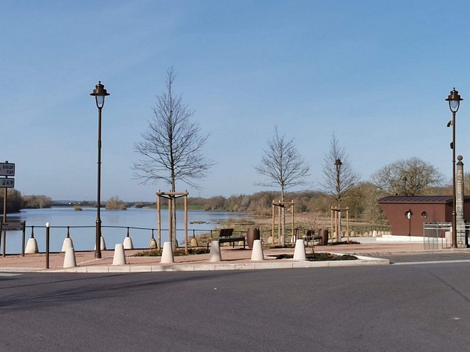 Place du port à Châteauneuf-sur-Loire