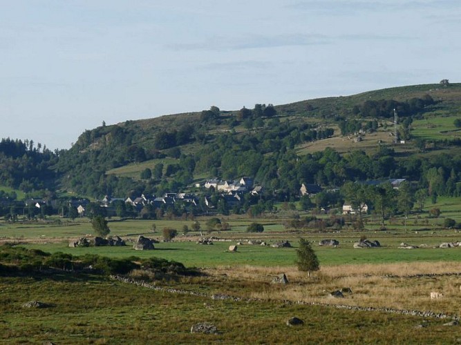Vue lointaine sur le village de Laroche-Canilhac