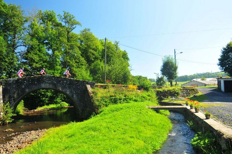 Franchir le pont de Marot à la sortie de Mur-de-Barrez