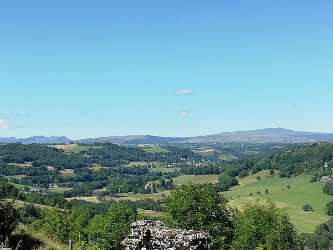Vue sur le plomb du Cantal depuis Mur-de-Barrez