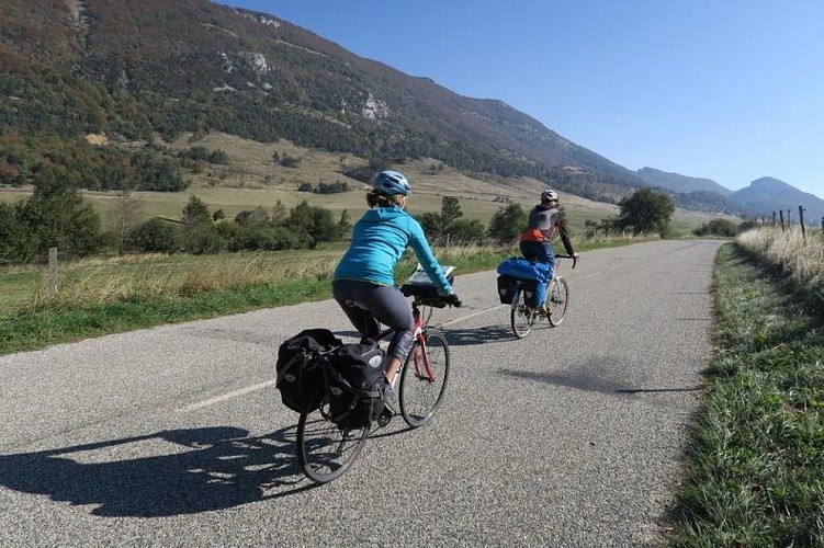 Cycliste sur la route à Léoncel
