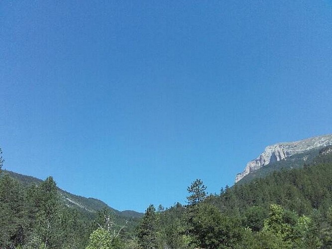en arrière plan, Le Col des Caux