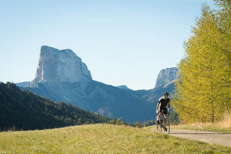 Cyclo avec vue sur le Mont Aiguille