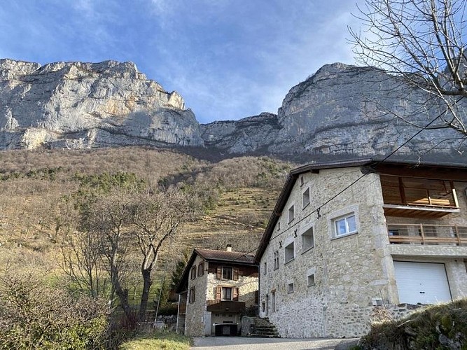 Vue sur la Grande Cournouse et le Pas des Voutes depuis le Hameau des Saffrières