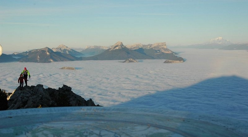 Vue du sommet - la Chartreuse et le Mont Blanc émergent de la mer de nuages