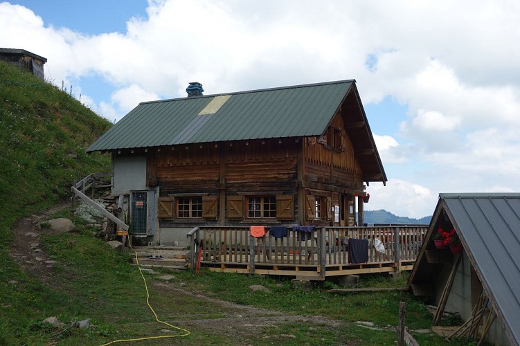 Walking route: Tour of Pointe des Mattes in 2 days with overnight stay in a mountain refuge