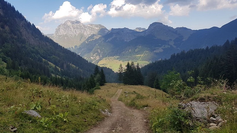Tour pédestre de la Pointe des Mattes en 2 jours avec nuit en refuge
