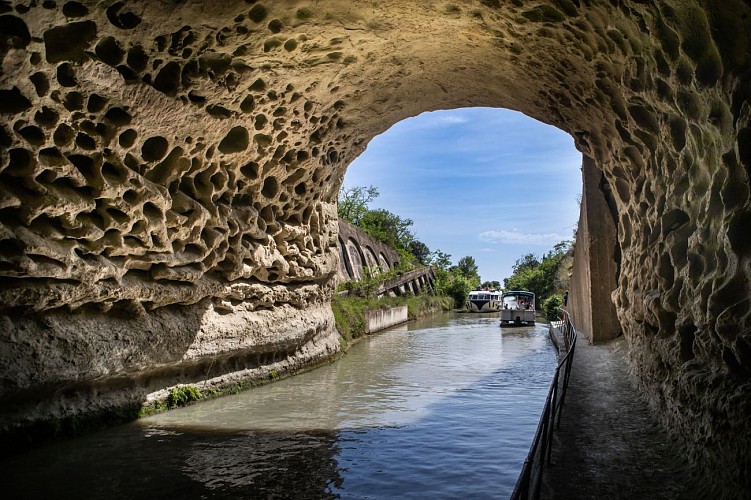 Canal_du_Midi_Tunnel_du_Malpas_Sunboat_La_Domitienne_-_EXCLUSIF_ADT34_Olivier_Octobre_1
