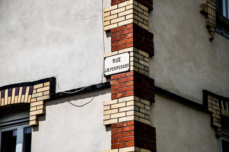 Balades Vertes, Écuisses : détail céramique maison