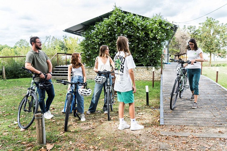 Famille faisant du vélo dans le Marais poitevin