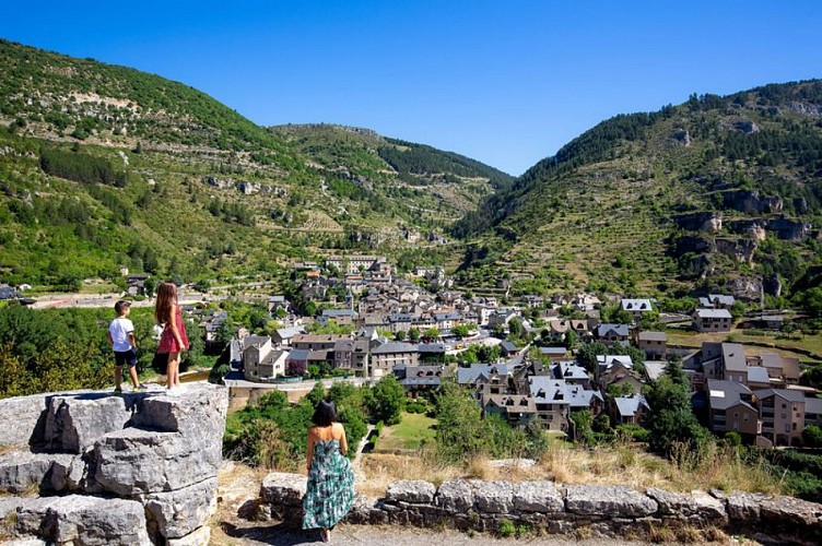 Vue sur la cité médiévale de Ste Enimie, labellisé parmi les plus beaux villages de France.