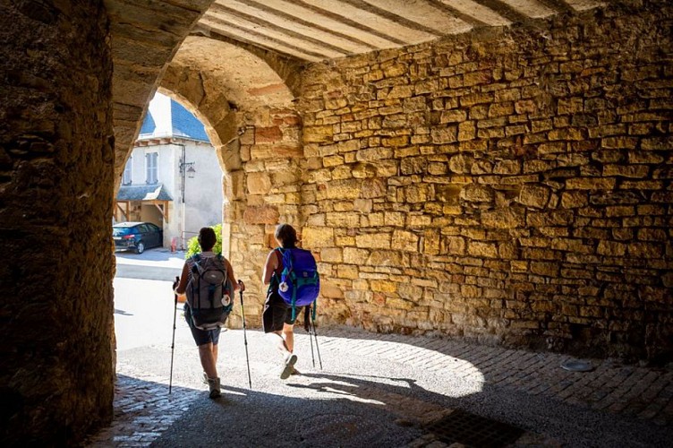 Randonneurs dans le village de Saint-Come d'Olt
