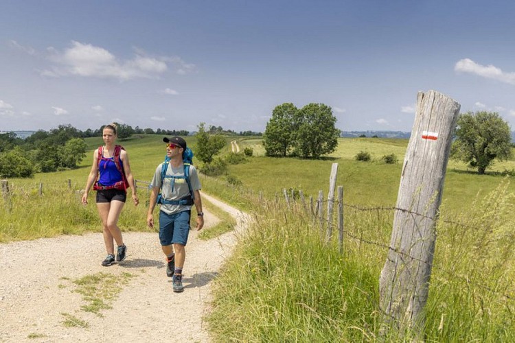 Sur la crête avant Mur-de-Barrez, village médiéval