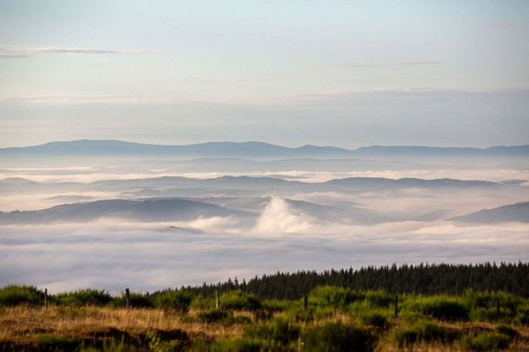 La vallée embrumée depuis le col de Bonnecombe