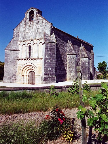 Eglise de Cierzac Vignoble du Cognac Haute-Saintonge vallee du Ne Moulin Enrage