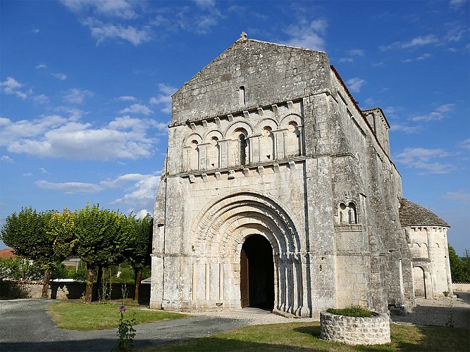 Eglise Saint-Sulpice de Marignac Haute-Saintonge abside en forme de trefle