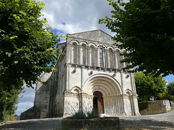 eglise Saint-Pierre Echebrune remarquable portail roman Vignoble du Cognac
