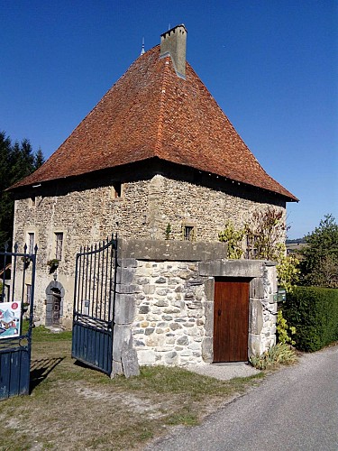 Randonnée Vallée de l'Hien - maison forte de Belmont