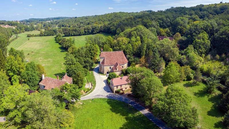 Vue aérienne de la chapelle Notre Dame des Neiges de Gourdon