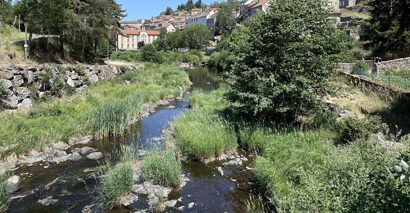 Le Chapeauroux dans la traversée d'Auroux
