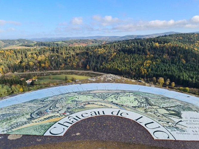 table d'orientation au sommet du donjon Château de Luc